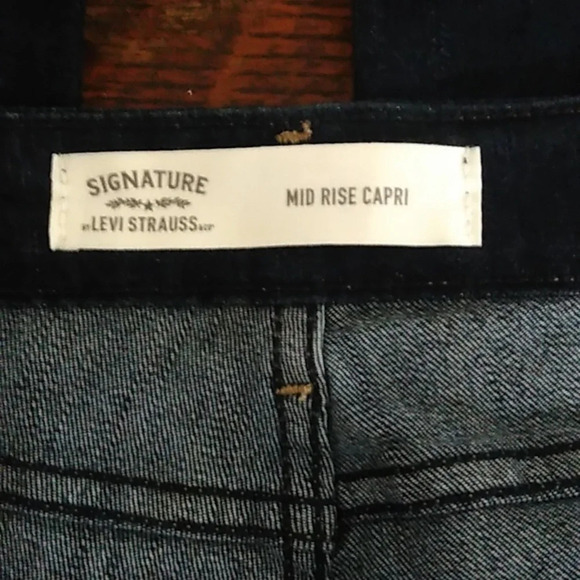 LEVIS SIGNATURE MIDRISE, STRETCH CAPRI WITH CUFFED LEG, WATERLESS DENIM JEANS - Picture 5 of 9